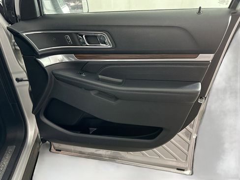 Used 2016 Ford Explorer Limited image 32