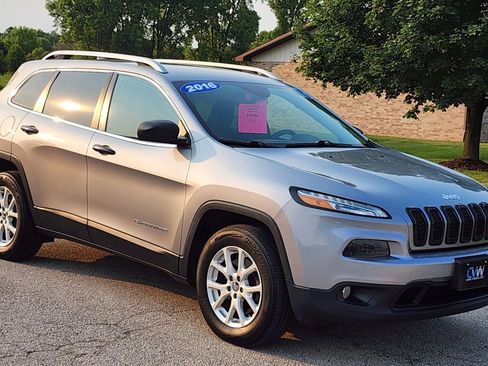 Used 2016 Jeep Cherokee Latitude w/ Cold Weather Group AWD/4WD image 2