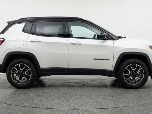 Used 2025 Jeep Compass Trailhawk image 11