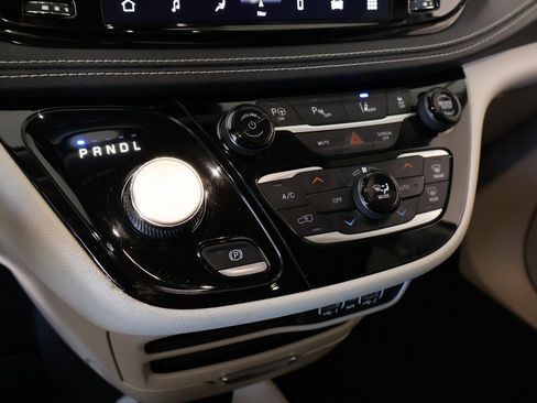 Used 2022 Chrysler Pacifica Touring-L w/ Uconnect Theater Family Group image 9