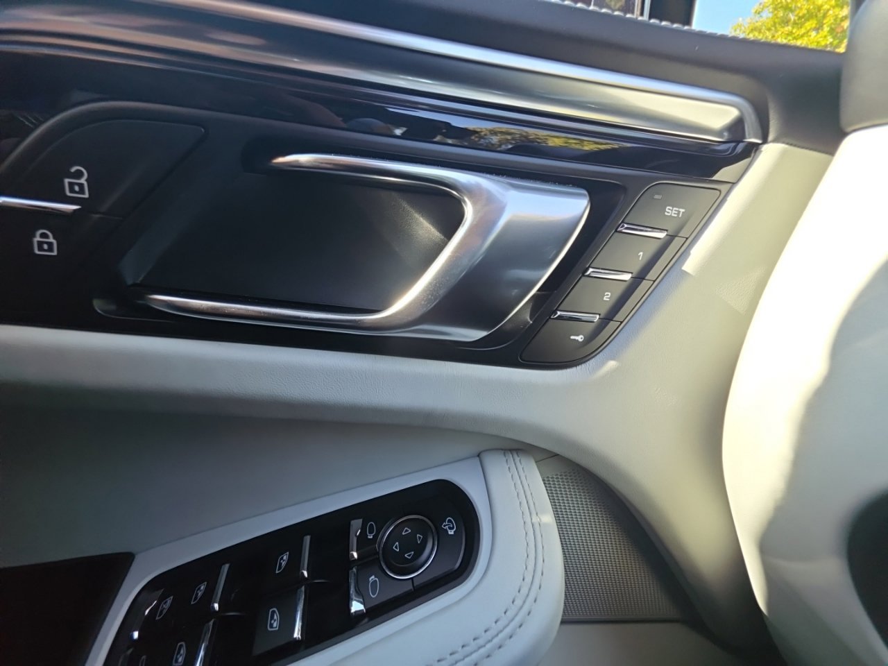 Used 2023 Porsche Macan S AWD/4WD image 45