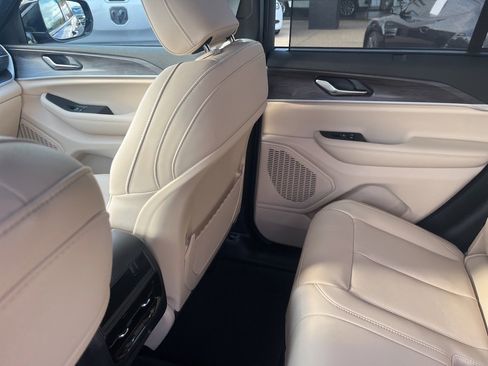 New 2025 Jeep Grand Cherokee Limited w/ Luxury Tech Group II image 21