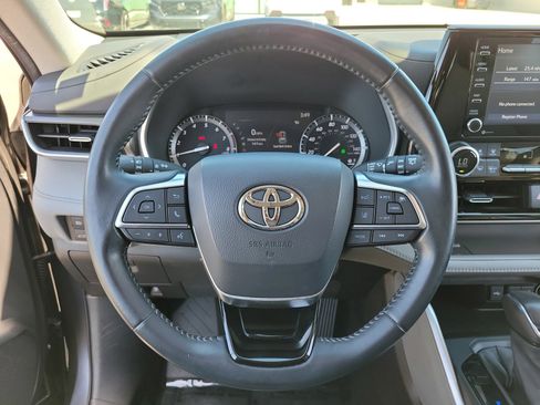 Used 2021 Toyota Highlander XLE FWD image 17