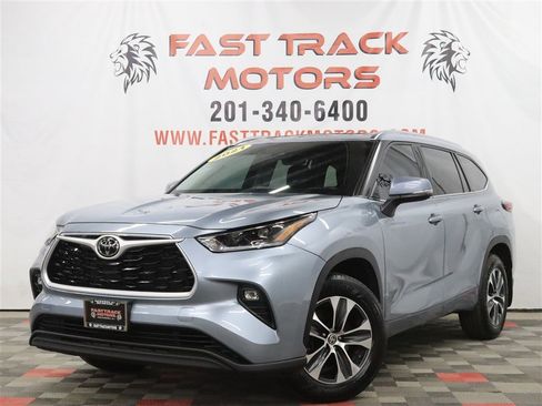 Used 2021 Toyota Highlander XLE AWD/4WD image 1