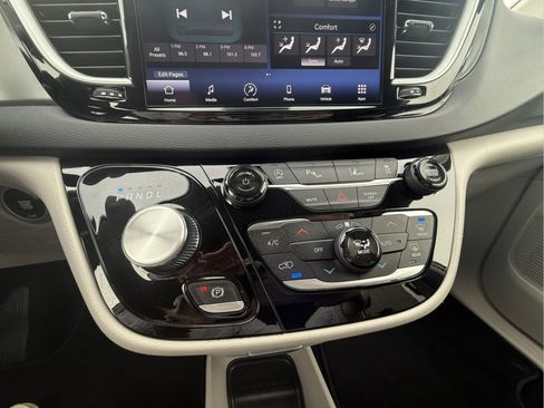 Used 2024 Chrysler Pacifica Touring-L image 18