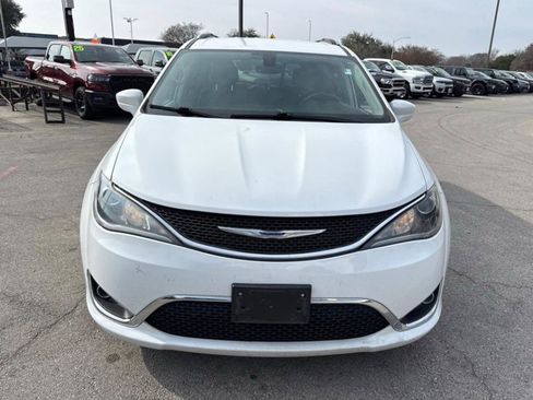 Used 2019 Chrysler Pacifica Touring-L FWD image 2