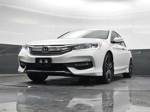 Used 2017 Honda Accord Sport image 32