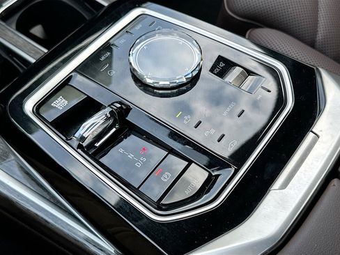 Certified 2025 BMW 740i w/ Premium Package RWD image 17