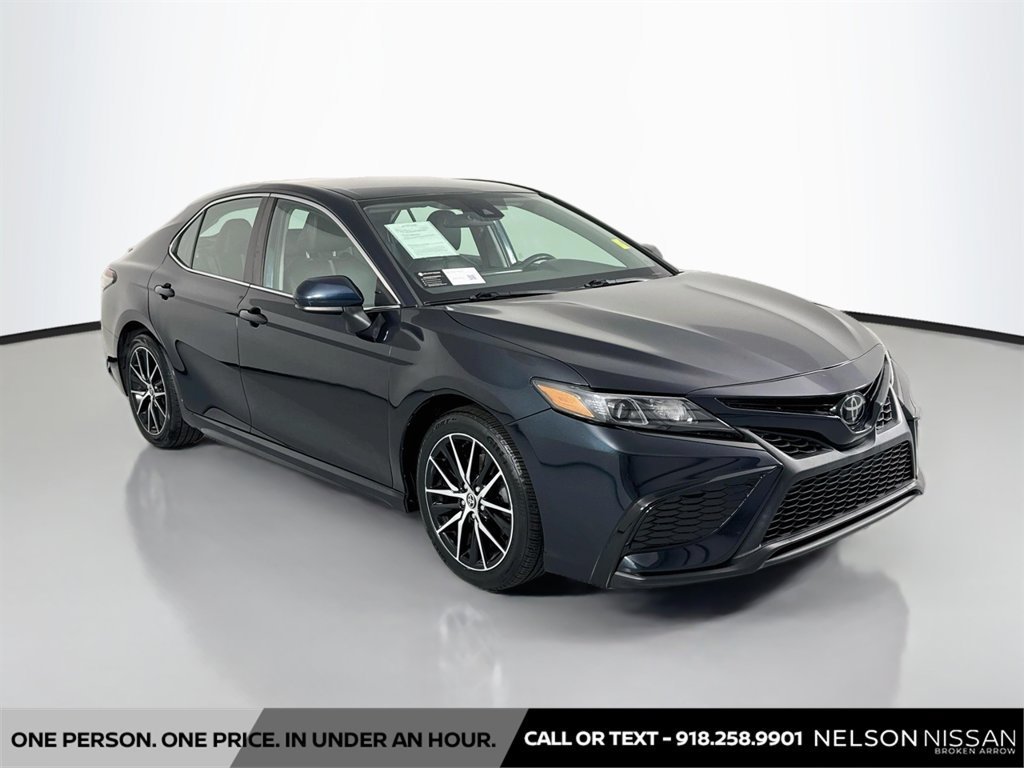 Used 2021 Toyota Camry SE FWD image 3