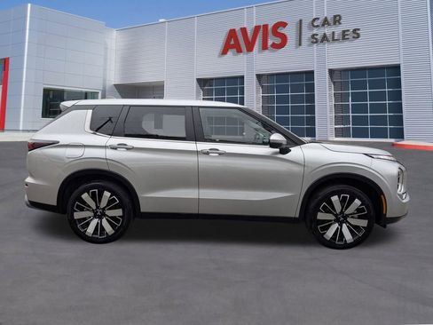 Used 2025 Mitsubishi Outlander SE image 7