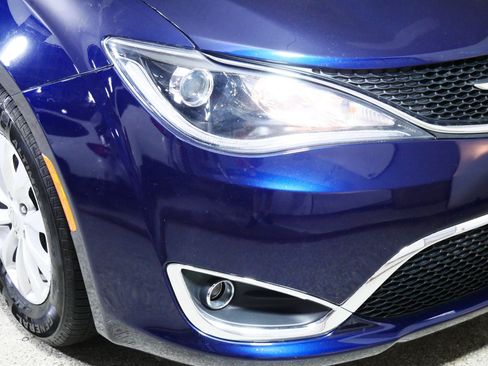 Used 2018 Chrysler Pacifica Touring-L w/ Premium Audio Group FWD image 16