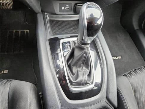 Used 2019 Nissan Rogue SV image 15