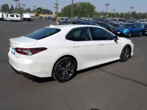 Used 2023 Toyota Camry XLE w/ Cold Weather Package FWD image 5