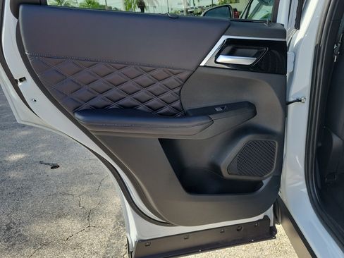 Used 2024 Mitsubishi Outlander SEL FWD image 12