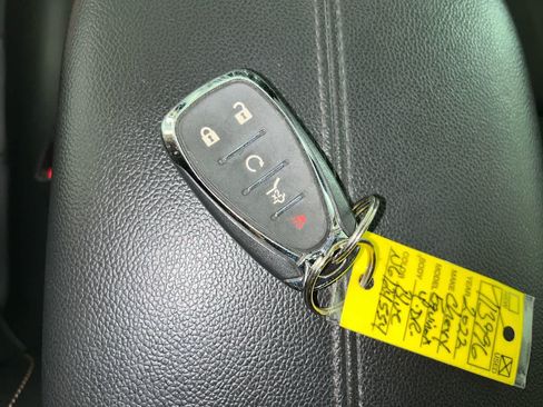 Used 2022 Chevrolet Equinox Premier AWD/4WD image 24