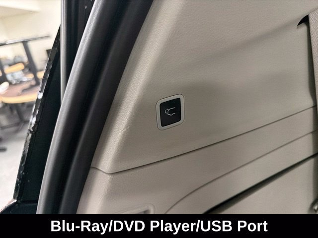 Used 2020 Chrysler Pacifica Limited w/ Tire & Wheel Group FWD image 16