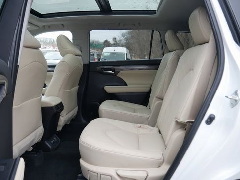 Used 2024 Toyota Highlander Platinum image 15
