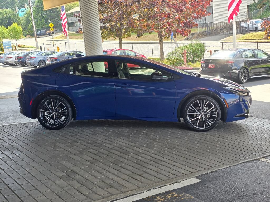 Used 2024 Toyota Prius XLE FWD image 4