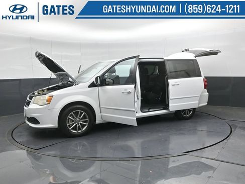 Used 2016 Dodge Grand Caravan SE image 45