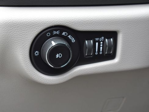 Used 2018 Chrysler Pacifica Touring-L FWD image 56