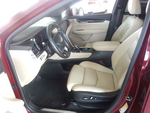Used 2017 Cadillac XT5 Luxury w/ Driver Awareness Package FWD image 14
