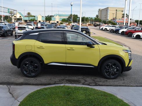 New 2026 Nissan Kicks SR w/ SR Premium Package FWD image 16