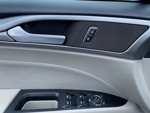 Used 2017 Ford Fusion SE w/ Fusion SE Technology Package image 23