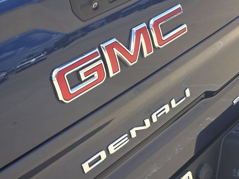 Used 2022 GMC Sierra 1500 Denali w/ Driver Alert Package II AWD/4WD image 11