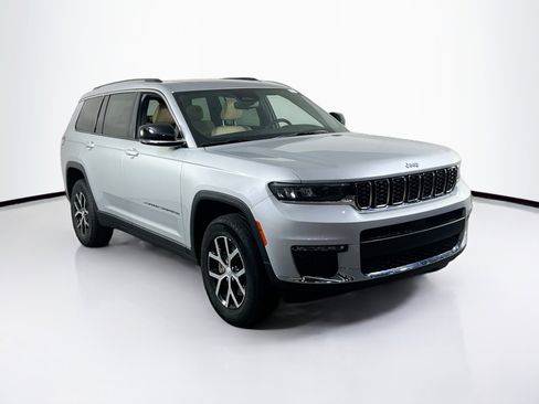 Used 2023 Jeep Grand Cherokee L Limited image 3