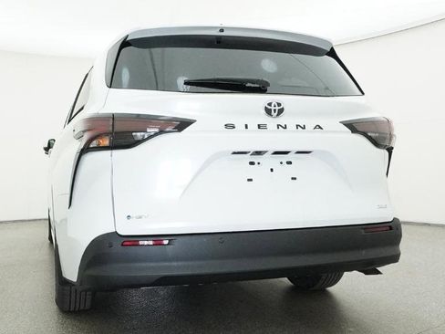 New 2026 Toyota Sienna XLE image 12