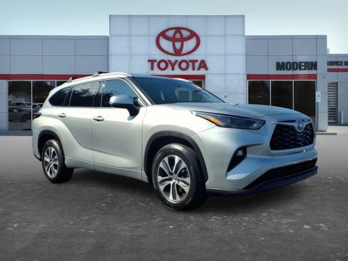 Used 2022 Toyota Highlander XLE FWD image 6