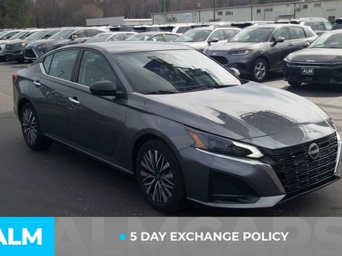 Used 2025 Nissan Altima 2.5 SV image 3