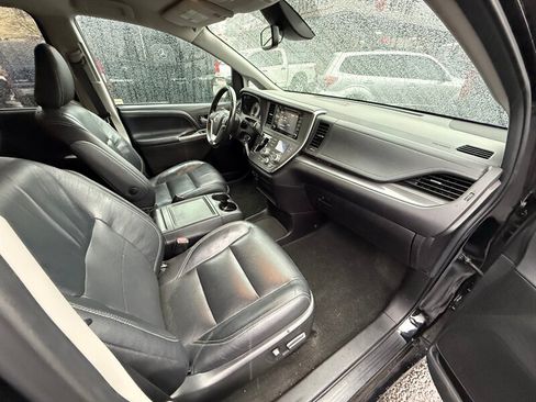 Used 2018 Toyota Sienna SE w/ Carpet Mat Package FWD image 11