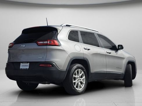 Used 2017 Jeep Cherokee Latitude w/ Comfort/Convenience Group AWD/4WD image 22