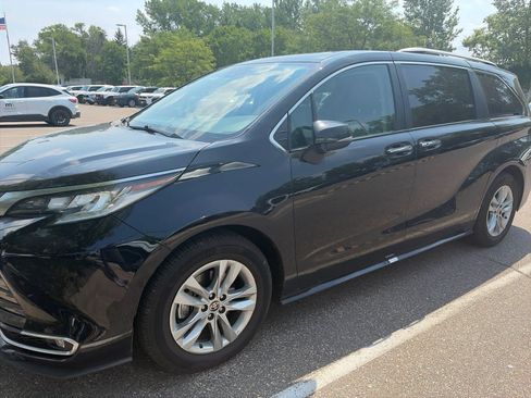 Certified 2022 Toyota Sienna Limited AWD/4WD image 3