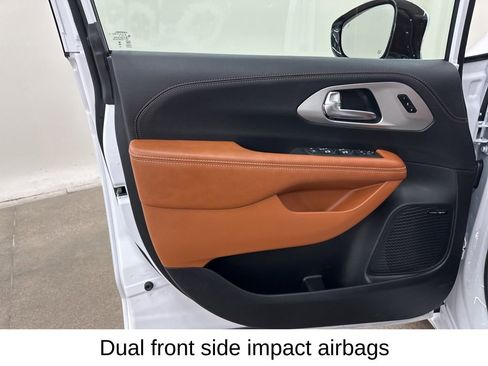 Used 2026 Chrysler Pacifica Pinnacle image 32