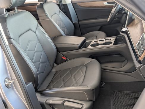 Used 2024 Volkswagen Atlas SE image 21