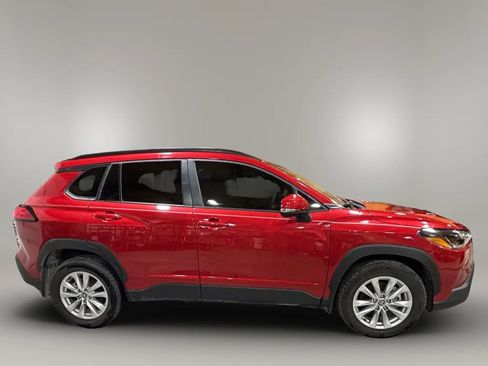 Used 2024 Toyota Corolla Cross LE image 2