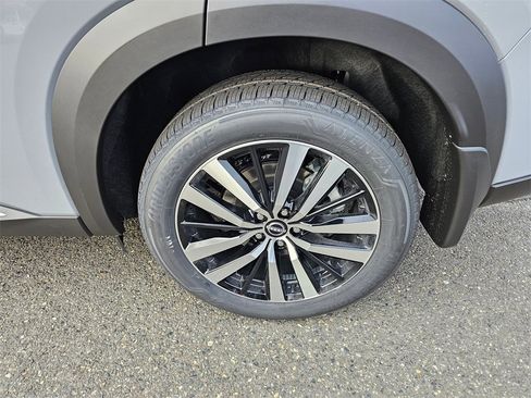 New 2025 Nissan Pathfinder Platinum image 9