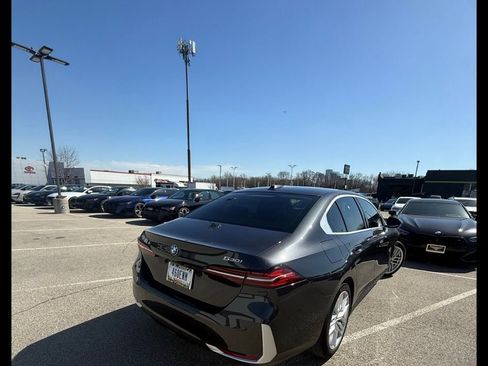 Used 2024 BMW 530i xDrive w/ Premium Package image 5