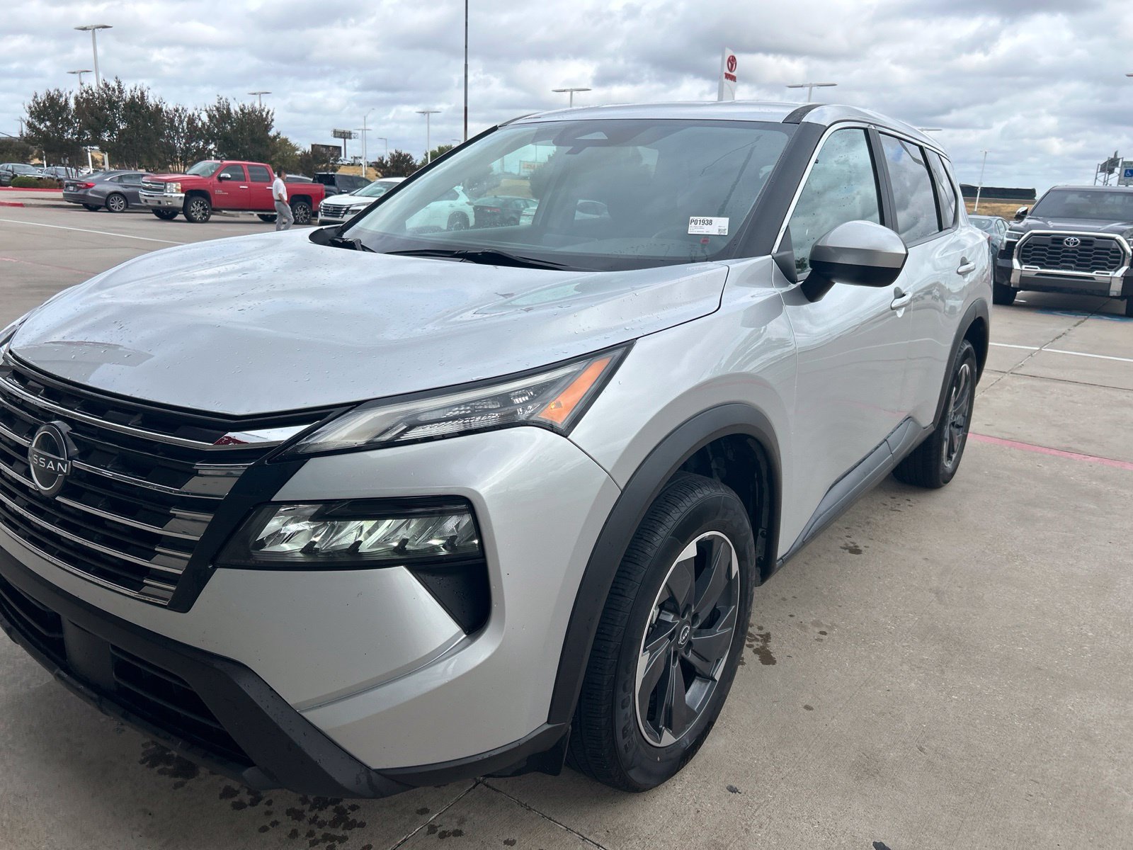 Used 2024 Nissan Rogue SV FWD image 1