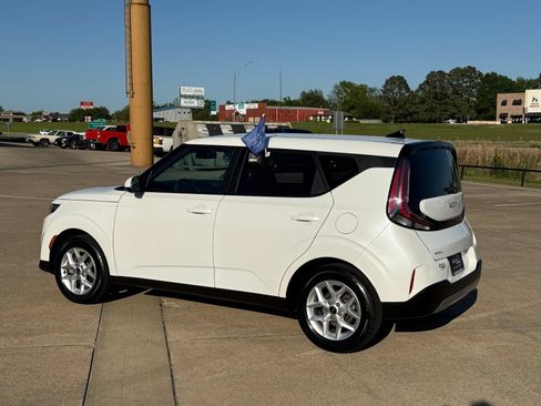 Used 2024 Kia Soul LX w/ Option Group 015 FWD image 7