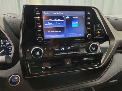 Used 2020 Toyota Highlander XLE AWD/4WD image 17
