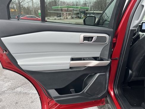 Used 2023 Ford Explorer XLT w/ Equipment Group 202A AWD/4WD image 30
