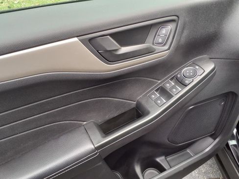 Used 2022 Ford Escape SE w/ Cold Weather Package image 8