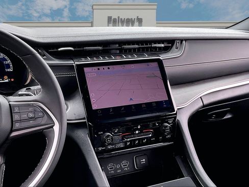 Certified 2025 Jeep Grand Cherokee Limited image 6