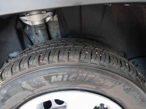 Used 2025 Toyota RAV4 LE AWD/4WD image 30