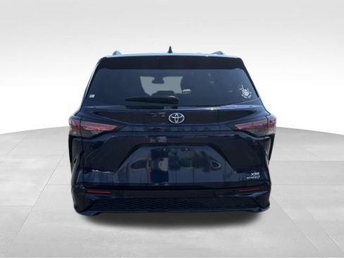 Used 2024 Toyota Sienna XSE FWD image 5