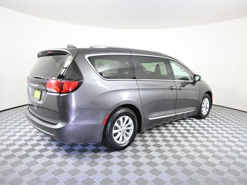 Used 2019 Chrysler Pacifica Touring-L FWD image 6