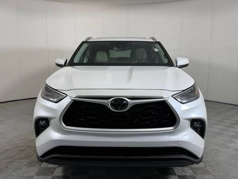 Used 2024 Toyota Highlander XLE FWD image 11